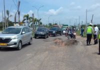 Luka Jalan Melebar, Kemacetan Mengular Luka Jalan Melebar, Kemacetan Mengular