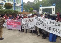Mahasiswa Tuntut Hak, Rektor dan Pejabat Kampus Pilih ke Luar Kota Mahasiswa Tuntut Hak, Rektor dan Pejabat Kampus Pilih ke Luar Kota