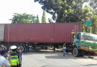 Truk Kontainer Bermuatan Kelapa Melintang di Tengah Jalan Lebih dari 12 Jam