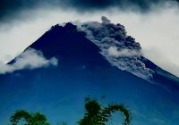 Luncurkan Awan Panas Sejauh 1,3 Kilometer