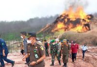 Sumur Minyak Ilegal Kembali Terbakar, Pemadaman Api Terus Dilakukan Sumur Minyak Ilegal Kembali Terbakar, Pemadaman Api Terus Dilakukan