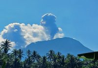 Gunung Ibu Meletus, Kolom Abu Muncrat Setinggi 800 Meter