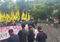 Ratusan Mahasiswa Minta Turunkan Harga BBM