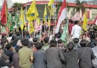 Kunjungan ke Palembang, Mobil Wakil Presiden dan Rombongan Diadang Demonstran