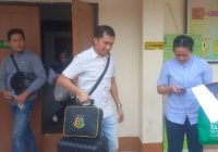 Sewa Ekskavator Rp51 Juta per Jam, Jalan Lebak Dilewati Warga untuk Mancing