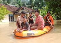 Dua Rumah Hanyut Diseret Banjir saat Lebaran Haji