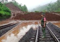 Bersihkan Longsor di Jalur Kereta Api