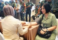 Gelar Donor Darah, Istri Tentara Dampingi Suami Bantu Rakyat