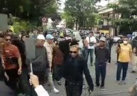 Demonstran Mandi Bensin di Depan Kantor Gubernur Sumsel