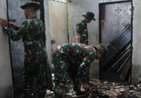 Bantu Bersihkan Puing Sisa Kebakaran Rumah Warga