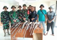 Warga Serahkan Senpira kepada Tentara