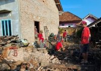 Babinsa Bantu Warga Terdampak Puting Beliung