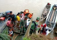 Jembatan Putus akibat Banjir Bandang, Bantu Warga dan Siswa Seberangi Sungai