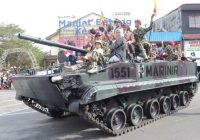 Pamer Kostum dan Alat Perang Marinir saat Kirab Kota