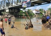 Bersihkan Sungai Ogan, TNI Bantu Masyarakat dalam Berbagai Aspek Kehidupan