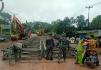 Kodim 0416/Bute Bantu Pemasangan Rangka Jembatan Bailey di Jalinsum Bungo Km 60