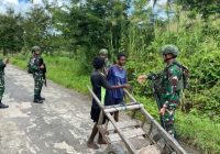 Satgas Yonif 141/AYJP Jaga Wilayah Tetap Kondusif, Satgas Yonif 144/JY Berbagi Kitab Perjanjian Lama dengan Jemaah Gereja