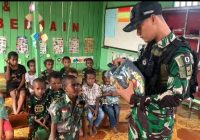 Satgas Yonif 144/JY Gelar Upacara Bendera di Sekolah untuk Tanamkan Nilai Pancasila, Satgas 141/AYJP Bagikan Seragam kepada Siswa PAUD