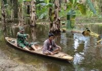 Banjir Besar Rendam Desa Binaan, Babinsa Kodim 0415/Jambi Sigap Evakuasi Warga