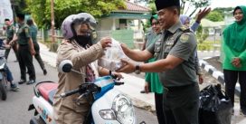 Peringati Nuzulul Quran dan Gelar Buka Puasa Bersama, Bintaljarahdam II/Swj Bagi Takjil