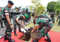 Pangdam II/Sriwijaya Sambangi Kompi “Buaya Musi”, Cek Alutsista hingga Tanam Pohon Durian