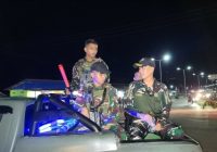 Satgas Yonif 141/AYJP Amankan Pawai Takbir, Satgas Yonif 144/JY Bagikan Bansos di Perbatasan