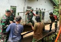 Tingkatkan kolaborasi, TNI dan Warga Perbaiki Jembatan Gantung
