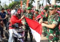 Sambut HUT Ke-80 RI, Kodim 0418/Palembang dan Paskibraka Bagikan Bendera Merah Putih