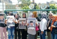 Demo Aktivis dan Emak-emak Warnai Sidang Kasus Korupsi Alex Noerdin