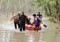 Tentara Gerak Cepat Evakuasi Warga, Salurkan Bantuan Banjir di Mesuji dan Lempuing