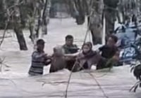 Evakuasi Warga Terjebak Banjir, Bangun Jembatan karena Akses Terputus