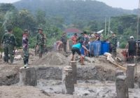 TNI dan Warga Desa Pusar Kebut Pembangunan Jembatan Gantung Sungai Ogan