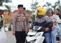 Polisi Bagi Takjil, Imbau Pengguna Jalan Utamakan Keselamatan selama Ramadan