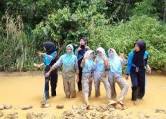 Jalan Berlumpur Jadi Ajang Berfoto Warga Desa
