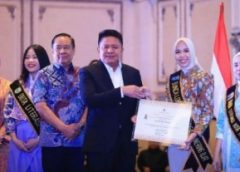 Kepala Dinas Kearsipan dan Perpustakaan Antarkan Bunda Literasi OKI Terima Bhakti Adipustaka Sumsel 2026